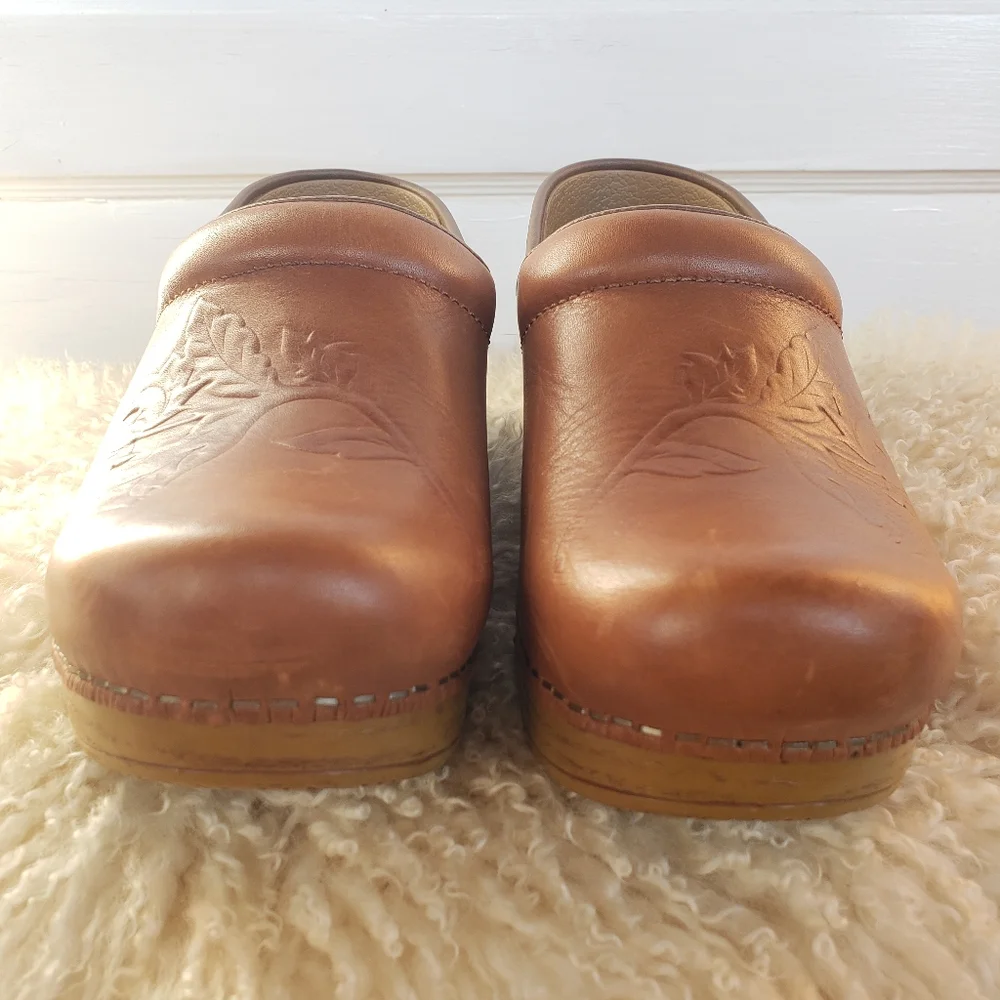 🌟SEE NEW LISTING🌟HP!🌾Limited Edition☆Dansko Honey Clogs☆Floral Embossed☆EU39- - Picture 10 of 16